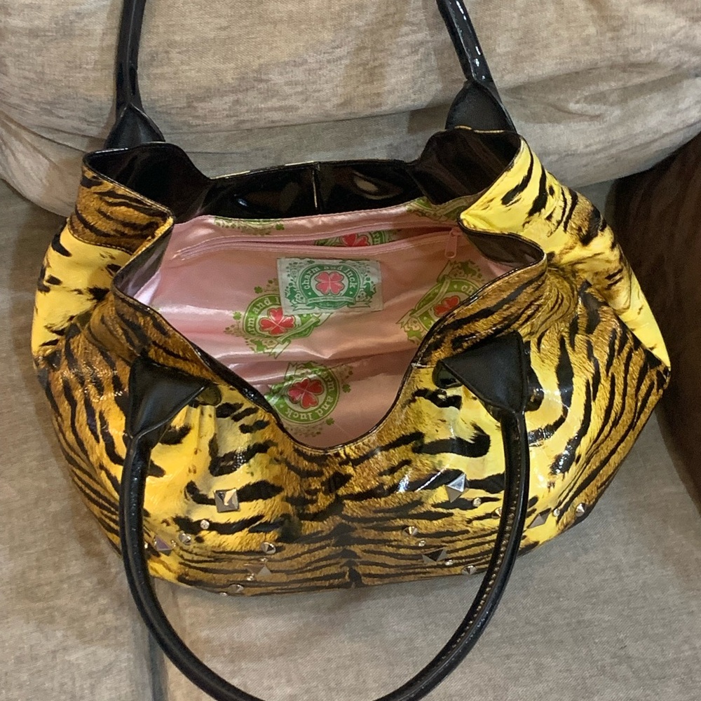 Vintage Charm And Luck Stylish Print HandBag - Picture 5 of 10
